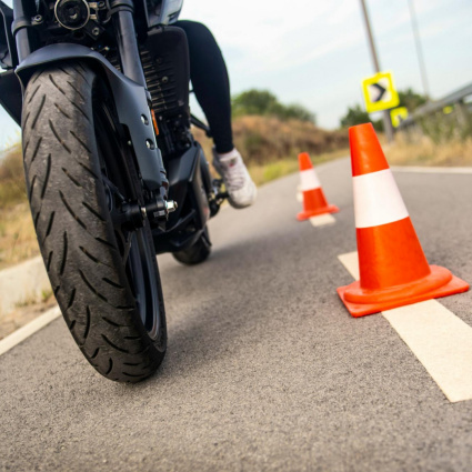 Un buco nel guanto da moto gli costa l'esame: «È abuso di potere»