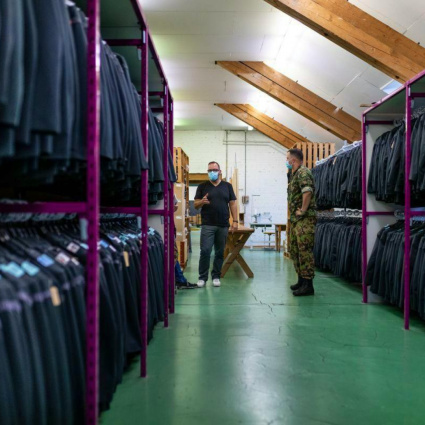 Esercito, addio alla tenuta d'uscita e le uniformi dismesse vengono bruciate