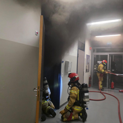 Fiamme in piena notte alla scuola professionale