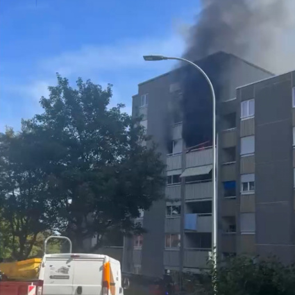 Fiamme in un condominio: tre feriti e appartamenti inagibili