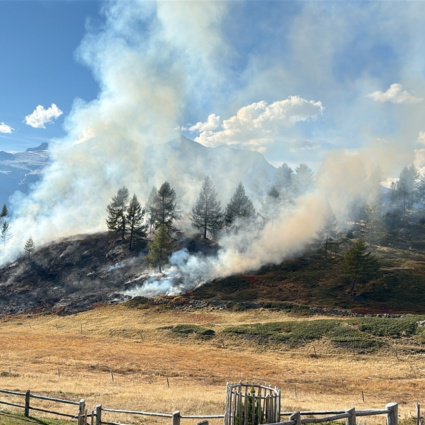 Fiamme nei boschi di Poschiavo: per domarle ci vogliono gli elicotteri