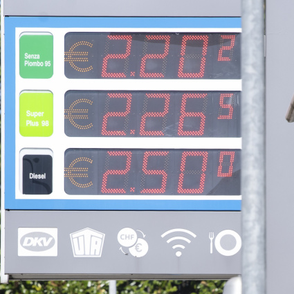 Benzina alle stelle, Berna «rinunci a una parte delle imposte»