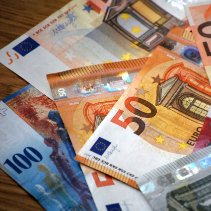Il franco perde terreno: euro in risalita, dollaro ai massimi