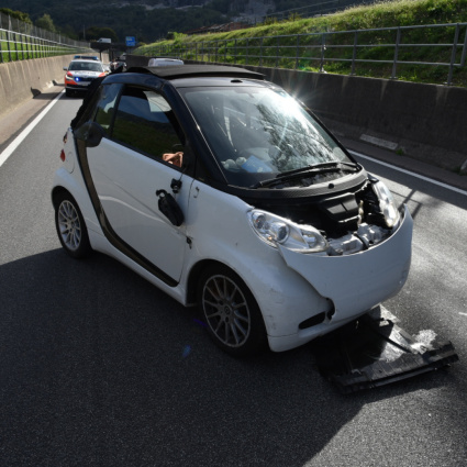 Invade la corsia opposta e si scontra con un furgone