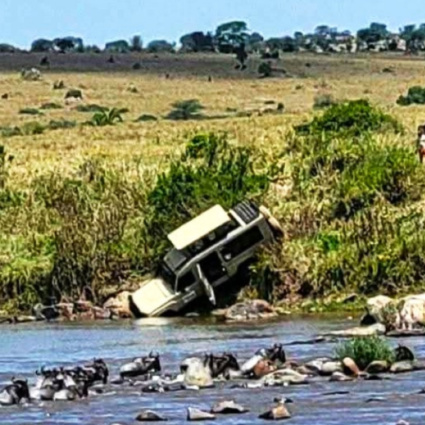 Grosso spavento per dei turisti svizzeri: durante il safari il fuoristrada precipita nel fiume