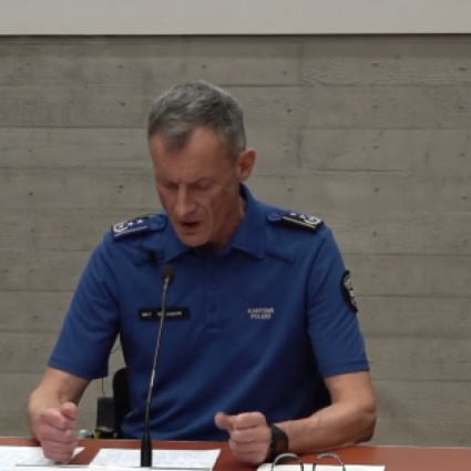 «Ha agito da solo sparando 40 colpi, cambiando ripetutamente posizione e direzione di tiro»