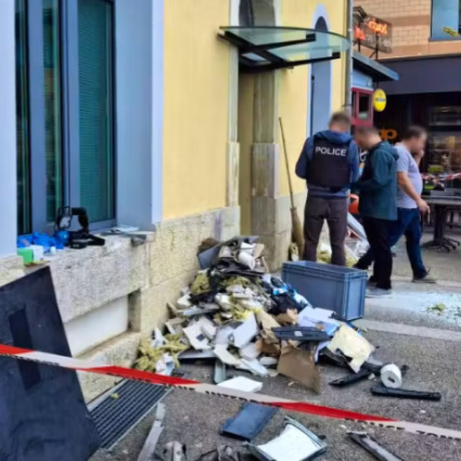 «Ho sentito dei forti rumori, poi i ladri sono usciti dalla banca con dei sacchi»