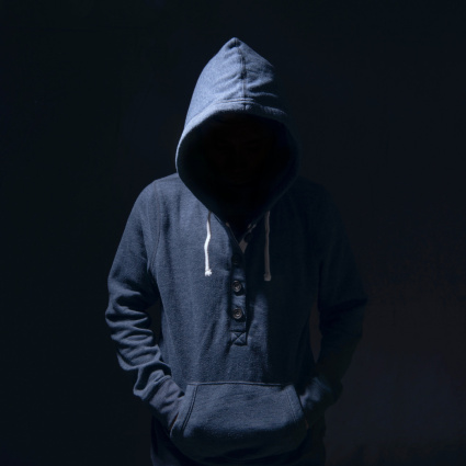 Accoltellò a morte la madre, 28enne fa scena muta davanti ai giudici