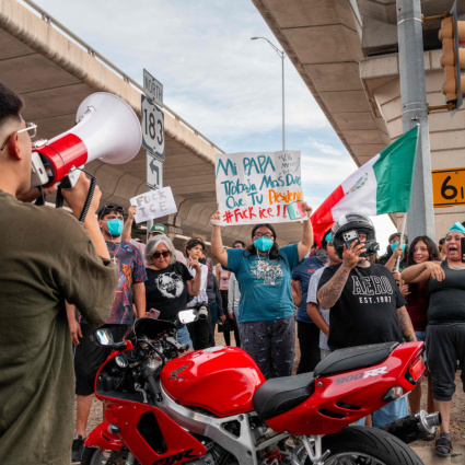 Un agente dell'ICE spara e ferisce gravemente un migrante in Texas