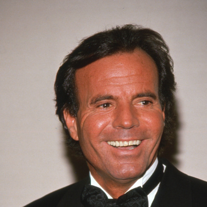 Julio Iglesias, due ex impiegate: «Non meritavamo il maltrattamento fisico, psichico e sessuale»