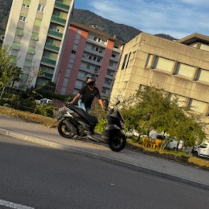 «Il richiedente asilo mi ha spaccato lo scooter. Ora chi paga?»