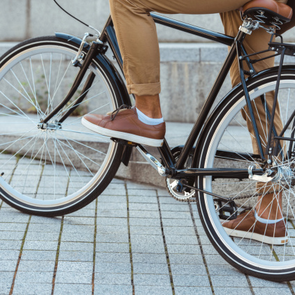 In bici nel centro di Como, contro il divieto di andare in bici