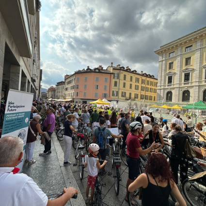 In bici nel centro di Como, contro il divieto di andare in bici