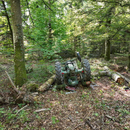 Resta incastrato sotto il trattore che stava guidando