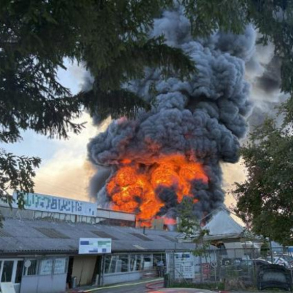 Grosso incendio in un centro di demolizione auto