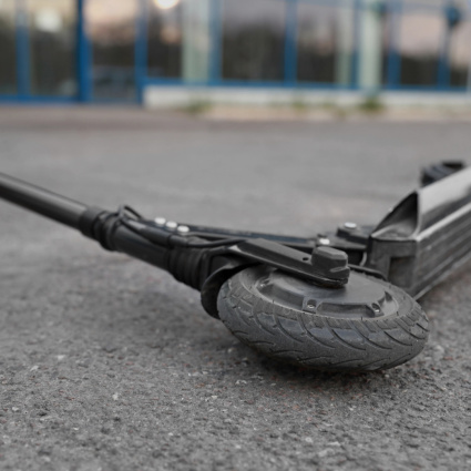 Cade a terra con il monopattino elettrico: 30enne in pericolo di vita
