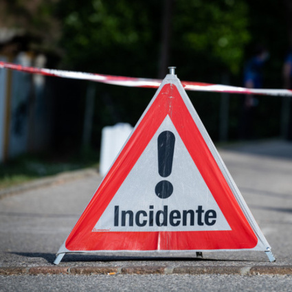 Motociclista cade in una scarpata: la sua vita è in pericolo