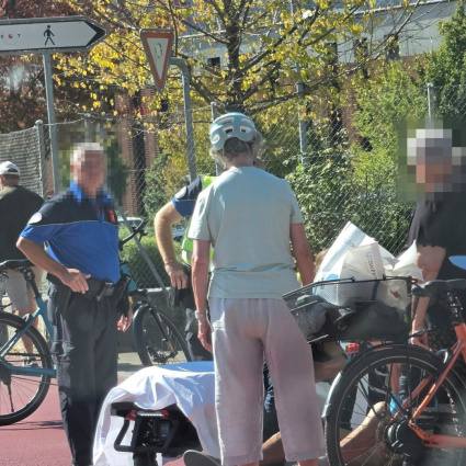 Schianto sulla ciclabile. Un ferito