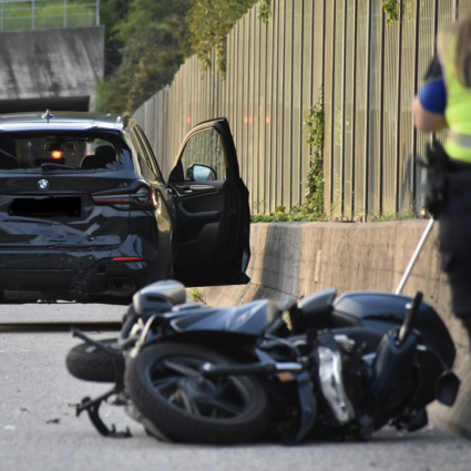 Scooter tampona un'auto sulla superstrada a Minusio: ferite serie per il centauro,