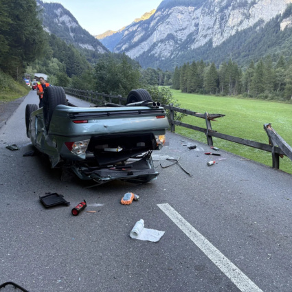 Schianto fatale con l'auto contro una roccia