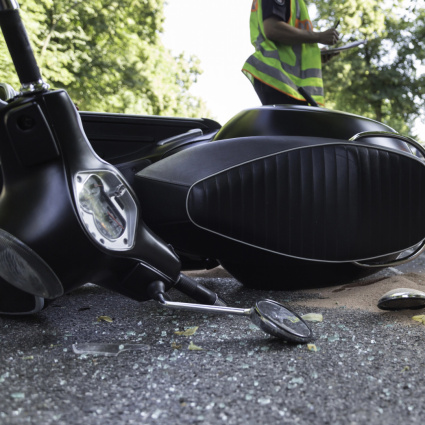Cade in scooter e muore, la Polizia cerca testimoni