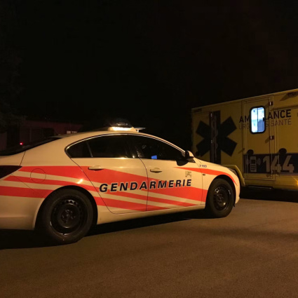 Giovane scooterista perde il controllo del veicolo e si schianta tragicamente contro un semaforo