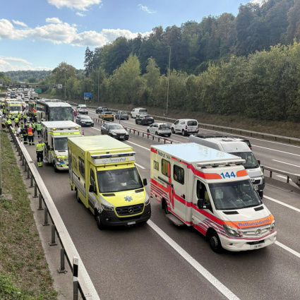 Pullman turistico si scontra con un camion fermo in coda