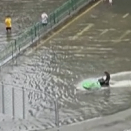 In moto d’acqua nelle strade allagate dall'alluvione
