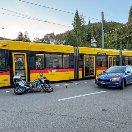 Urta un'auto, cade sui binari e viene investito da un treno