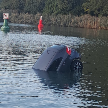 L'auto finisce nel Ceresio: soccorsi sul posto