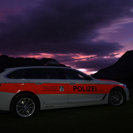 La uccide e lascia il suo corpo senza vita dentro a un'auto in un campo