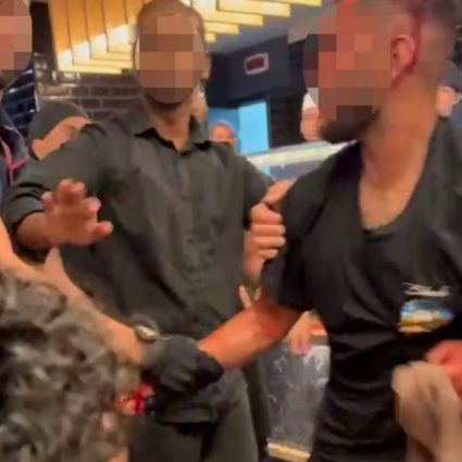 La vacanza finisce malissimo per una coppia svizzera in Sardegna: «Mi ha accoltellato alla gamba»