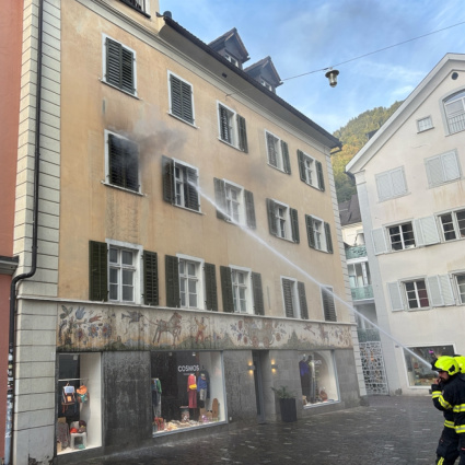 Lasciano accese due candele e prende fuoco la casa
