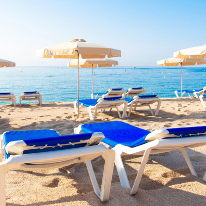 Pugni e schiaffi per un lettino, 82enne muore sulla spiaggia