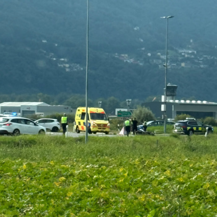 Incidente tra auto e moto alla rotatoria dell'Aeroporto