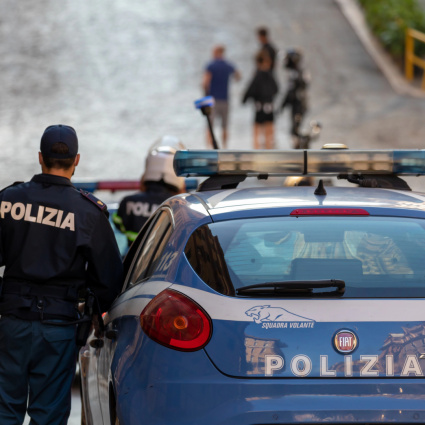 La chiude nel bagagliaio poi la getta dal cavalcavia. Infine si uccide davanti alla polizia