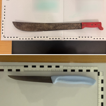 Lui con il machete, lei con un coltello