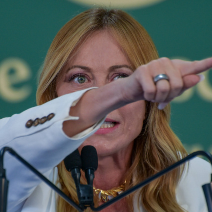 L'idea di Meloni: niente velo sul volto nelle scuole e un limite massimo agli studenti stranieri