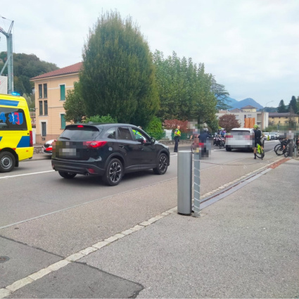 Sfonda un muretto in retromarcia