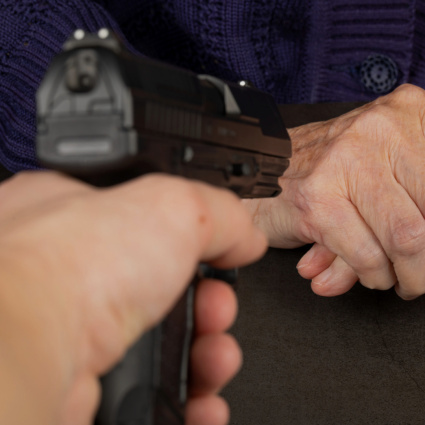 Non ne può più di prendersi cura della moglie...così la uccide
