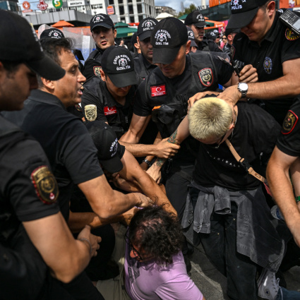 Oltre 160 gay arrestati e retate di massa: Erdogan dichiara guerra alla comunità LGBTQ+