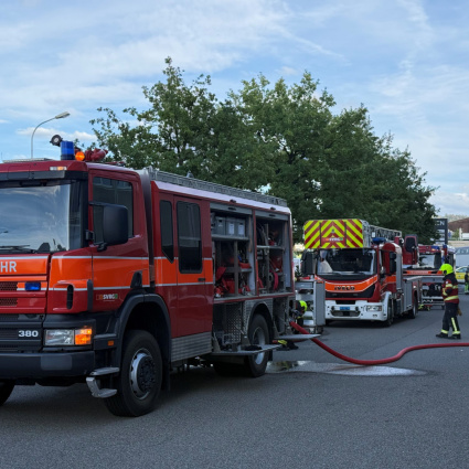Auto elettrica in fiamme in un parcheggio sotterraneo: evacuate 50 persone