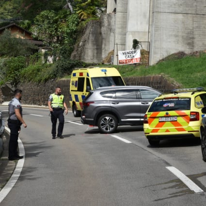 Perde il controllo, sbanda e va a sbattere contro il muretto