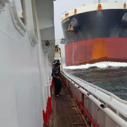 Incubo in alto mare: la nave mercantile piomba sul peschereccio