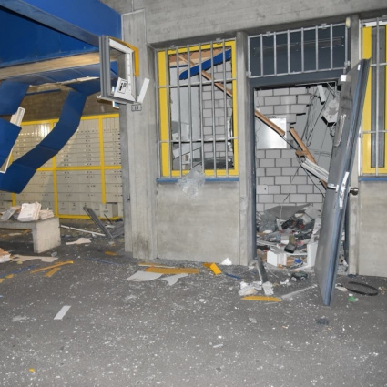 Postomat fatto esplodere nella notte