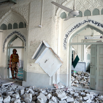 Sale a 21 morti il bilancio dell'attentato alla moschea