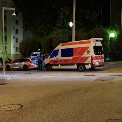 Cazzotti e spintoni e poi sbattono tutti fuori dal locale