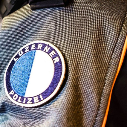 La polizia Lucerna salva un uomo dai flutti della Reuss