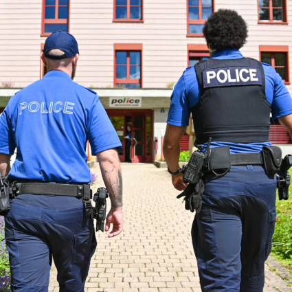 Uomo sul tetto per quasi undici ore: mobilitata la polizia