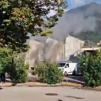 Canobbio, incendio in via delle Scuole: intervengono i pompieri
